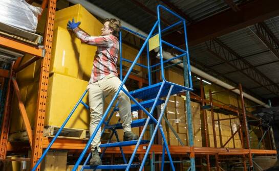 Rola magazynowych drabin w zwiększaniu wydajności pracy zespołu