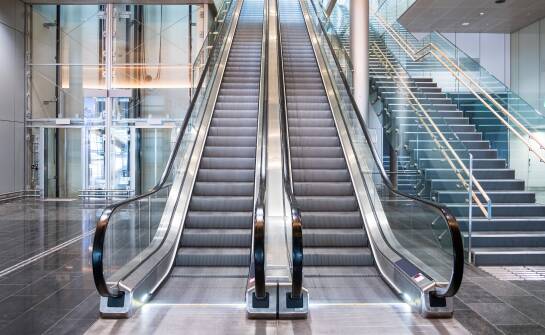 Jakie są najczęstsze usterki w ruchomych schodach i jak je naprawić?