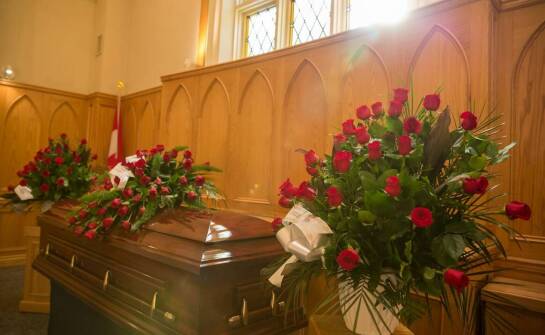 Dlaczego warto wybrać salę pożegnań do ceremonii pogrzebowej?
