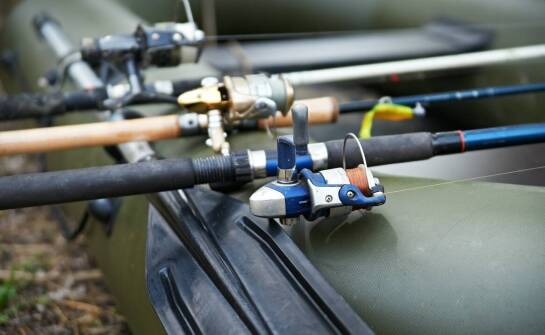 Jakie wędkarskie akcesoria są niezbędne podczas połowów z pontonu?