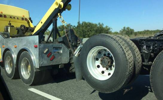 Wyciąganie pojazdów z trudnych terenów – jak firma pomaga w wyciąganiu ciężarówek?