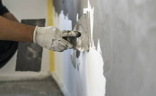 Agregaty do tynków a precyzyjne nakładanie tynków – co warto wiedzieć?