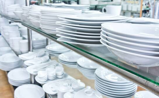 Przewodnik po akcesoriach do jadalni dostępnych w sklepie meblowym.