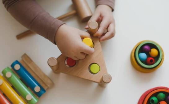 Jak kulkowy tor Montessori wpływa na rozwój motoryczny dziecka?