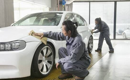 Dlaczego warto wybrać myjnię z programem do czyszczenia wnętrza pojazdu?