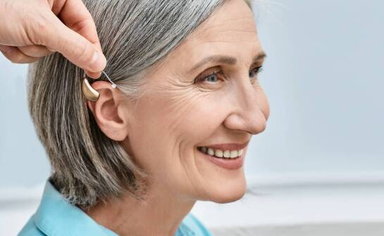 Jak aparat słuchowy niewidoczny wpływa na pewność siebie użytkownika?