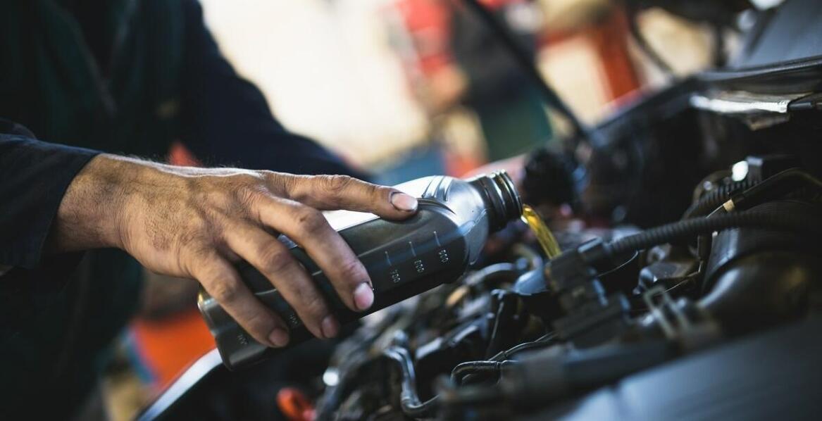 Jakie są zalety wyboru serwisu oferującego wymianę oleju marki Dar Oil?