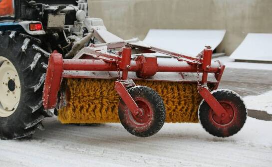 Wykorzystanie posypywarki w zarządzaniu zimowymi warunkami pogodowymi na terenie tego gospodarstwa