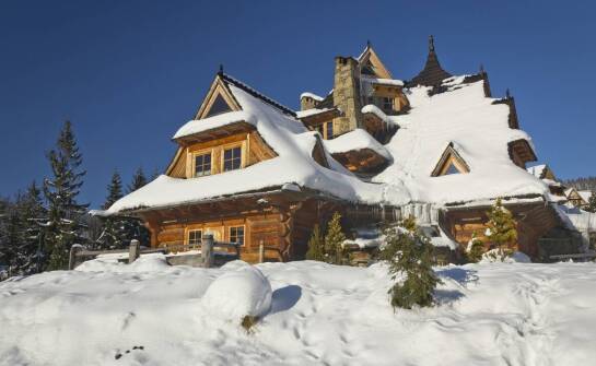 Zalety całorocznych domów w stylu góralskim dla miłośników tradycji