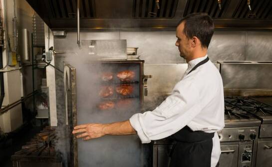 Kucharskie spodnie joggery: dlaczego warto je mieć w swojej garderobie?