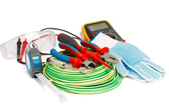 Wybór odpowiednich narzędzi do prac elektrycznych – przewodnik dla amatorów