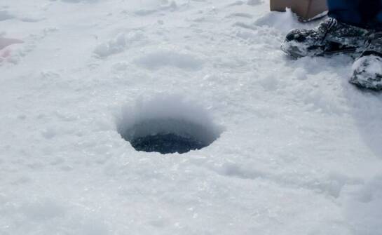 Ciepłe zimowe czapki – dlaczego są niezbędne na mroźnych połowach?