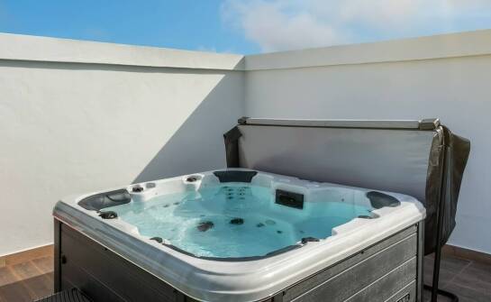 Wybór idealnego tarasowego jacuzzi dla Twojego ogrodu
