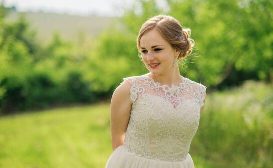 Jak wybrać idealną sukienkę na wesele, która podkreśli Twój charakter wyjątkowy?