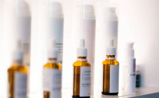 Medyczne peelingi dla starczej skóry – jakie przynoszą korzyści?