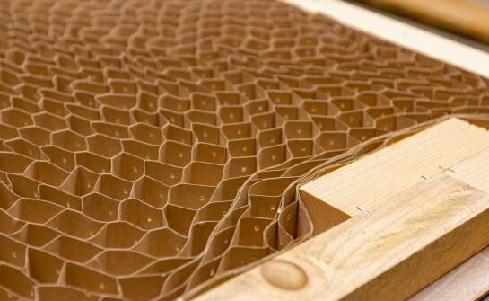 Jakie są zalety stosowania bigowanych przekładek z płyty typu plaster miodu?