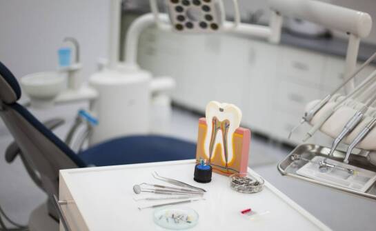 Jak nowoczesny sprzęt wpływa na wyniki leczenia kanałowego?