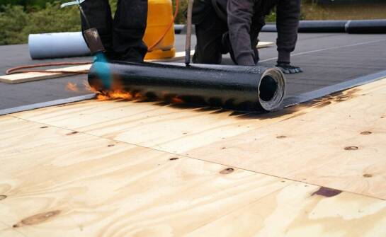 Proces montażu bitumicznych pap na płaskich dachach – co warto wiedzieć?