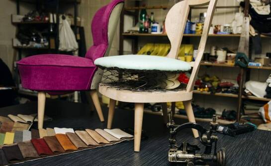 Jak przedłużyć żywotność tapicerowanych krzeseł w biurze?