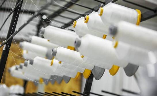 Jakie są najważniejsze techniczne parametry maszynowych nici, które warto znać?