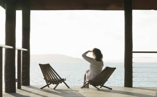 Hotel przy morzu: relaks na widokowych tarasach z leżakami