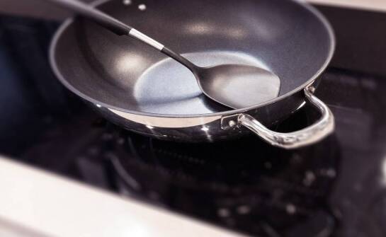 Teflonowe patelnie a zdrowe gotowanie – jakie są korzyści?