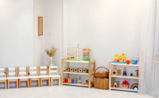Drewniane zabawki a minimalizm w dziecięcym pokoju