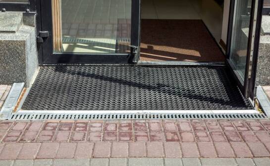 Optymalizacja przestrzeni wejściowej dzięki zastosowaniu aluminiowych wycieraczek systemowych