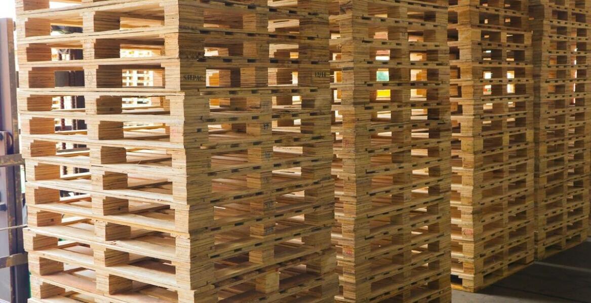 Czy warto inwestować w jednorazowe palety przy dużych zamówieniach?