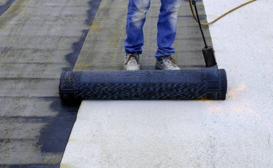 Jak wybrać odpowiednie gumowe płyty EPDM do izolacji termicznej w zakładach produkcyjnych?