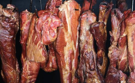 Tradycyjne sierpeckie wędzonki w nowoczesnej kuchni - jak je wykorzystać w codziennych posiłkach?