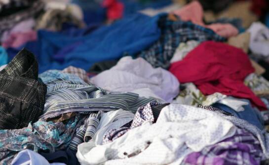 Jakie tkaniny można przekazać do skupu używanej odzieży?