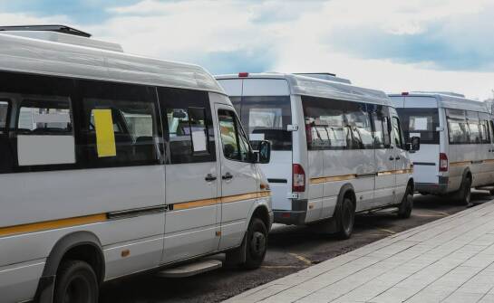 Elastyczne opcje wynajmu busów w Warszawie – co warto wiedzieć przed rezerwacją?