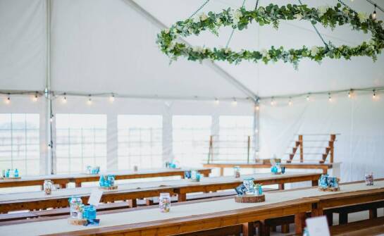 Sposoby na stworzenie klimatycznego oświetlenia w wynajętym weselnym namiocie