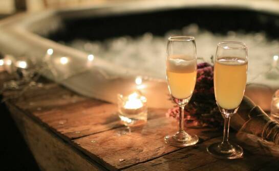 Jakie dodatki warto rozważyć przy organizacji kąpieli w winie na wieczorze kawalerskim?