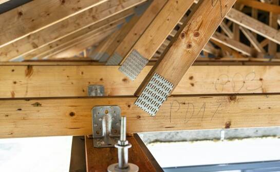 Zastosowanie klejonego drewna w budowie tarasów – analiza ciężaru