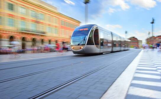 Historia rozwoju miejskiej komunikacji: od pierwszych tramwajów do współczesnych autobusów
