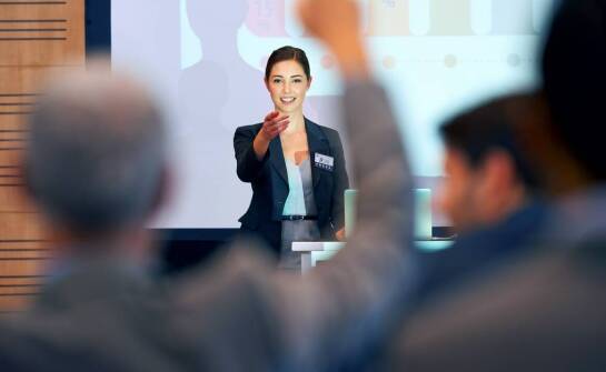 Jakie są zalety korzystania z tłumaczeń in-liaison podczas warsztatów?