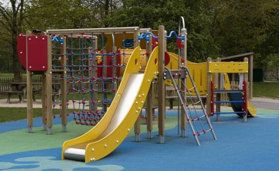 Plac zabaw jako idealna atrakcja dla najmłodszych gości na weselu