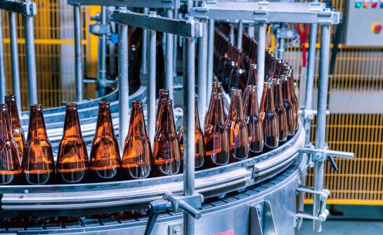 Innowacyjne systemy przenośników w budowie linii rozlewniczych