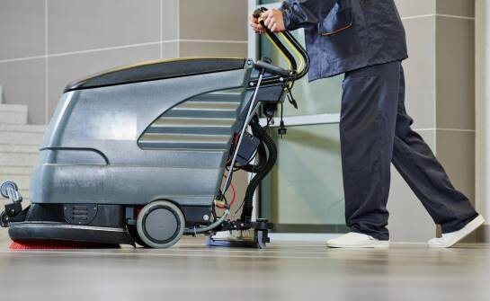 Szorowarki do podłóg w przestrzeniach handlowych – które modele są najbardziej efektywne?