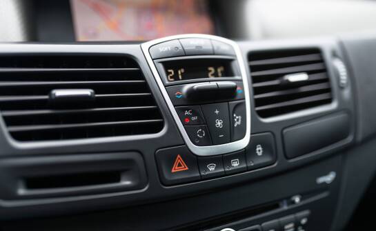 Jak wygląda proces konserwacji klimatyzacji w warszawskim serwisie Mercedesa?