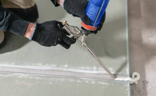 Jak trwale i estetycznie wypełniać dylatacyjne szczeliny w budownictwie?