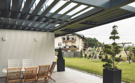 Różnorodność rozwiązań dla stałego zadaszenia na tarasie – co wybrać?