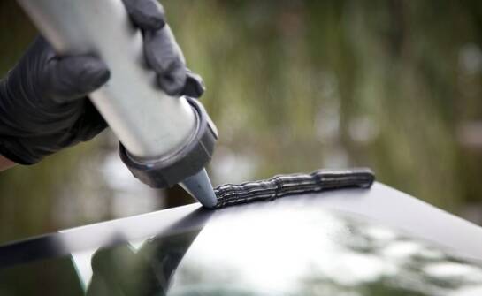 Jak dobrać mocne spoiwo do montażu ciężkich konstrukcyjnych elementów?