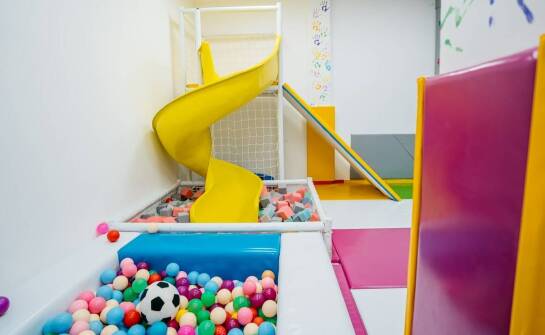 Jak producent sal zabaw dba o trwałość i bezpieczeństwo produktów?