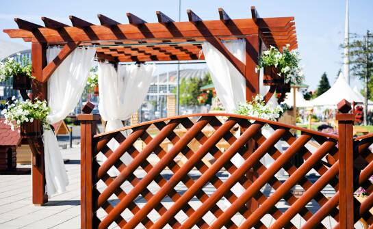 Pergola z rozsuwanym dachem jako dekoracyjny element przestrzeni zewnętrznej