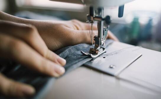 Jak skutecznie wykorzystać usługi szwalnicze do naprawy odzieży?