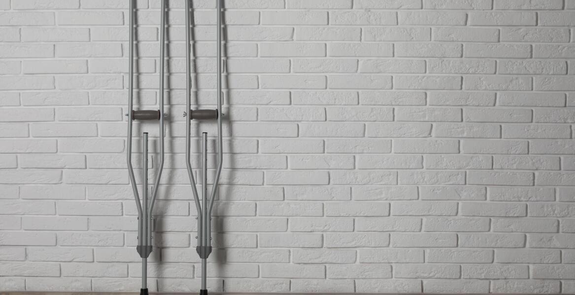 Refundacja z NFZ na ortopedyczne kule: jak złożyć wniosek?