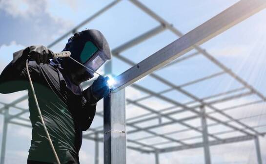 Wpływ normy ISO 3834-2 na proces spawania stalowych konstrukcji